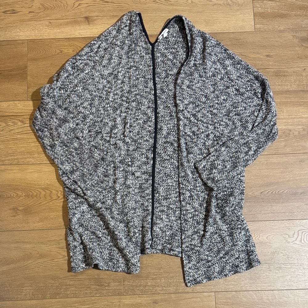 American Eagle Outfitters Women's Black and White Cardigan